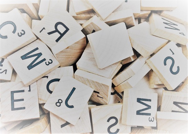 Imagen de fichas de letras de un juego de mesa
