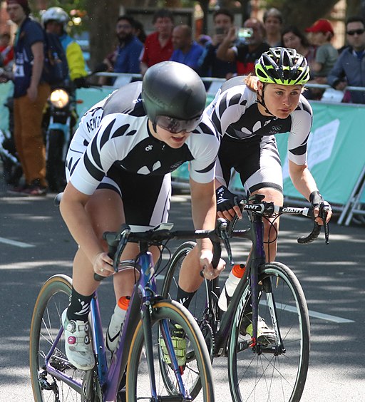 Imagen de dos niñas en una competición ciclista.