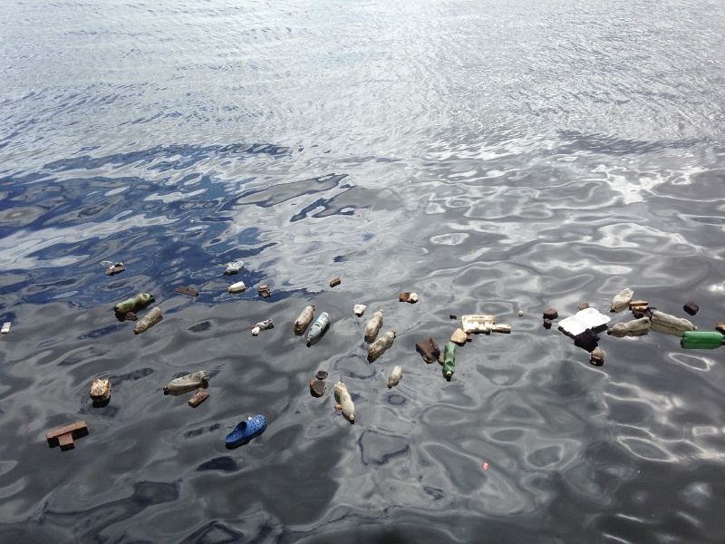 Botellas, zapatos, latas y demás desperdicios humanos en el océano