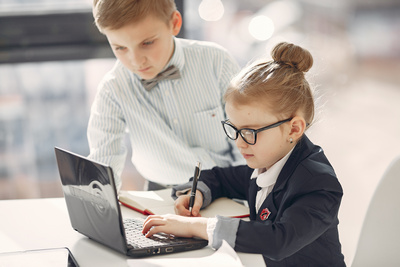 Niños con ordenador trabajando juntos